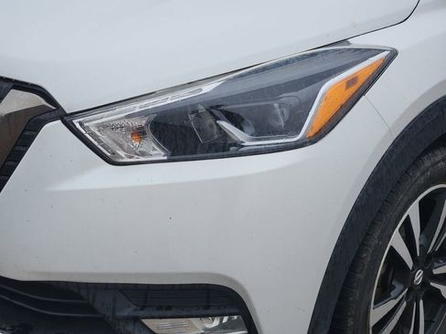 Used 2019 Nissan Kicks SR w/ SR Premium Package FWD image 3