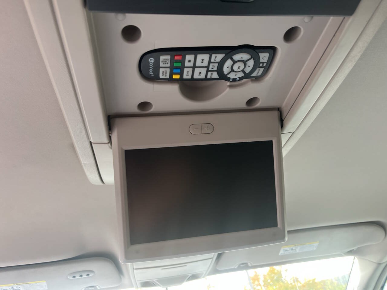 Used 2015 Chrysler Town & Country Touring FWD image 24