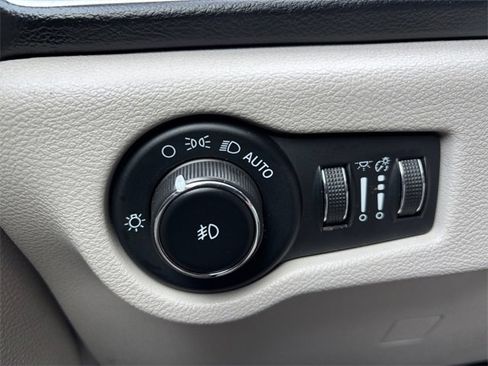 Used 2023 Chrysler Pacifica Touring-L image 17