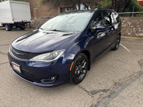 Used 2018 Chrysler Pacifica Touring-L Plus FWD image 3