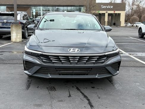 Certified 2025 Hyundai Elantra SE image 2