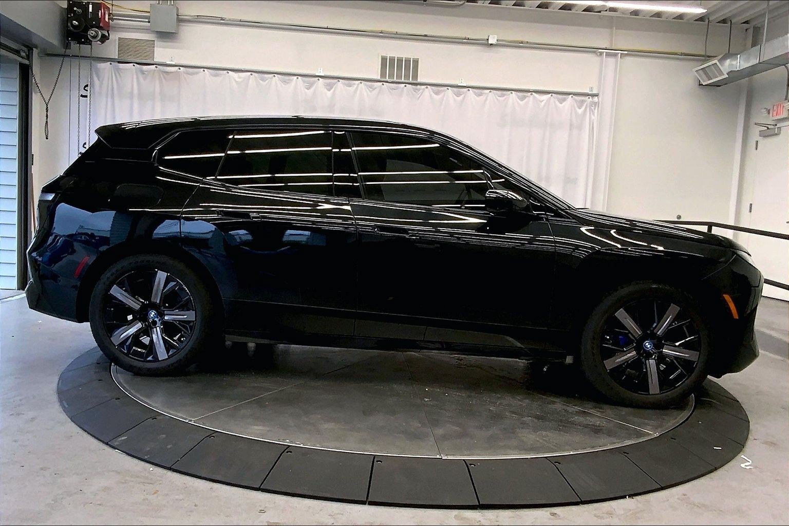 Used 2024 BMW iX xDrive50 w/ Sport Package AWD/4WD image 8
