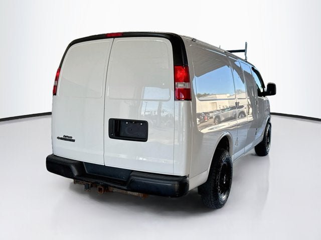 Used 2017 Chevrolet Express 2500 RWD image 4