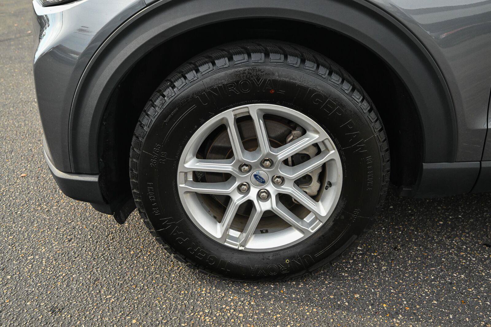 Used 2025 Ford Explorer Active AWD/4WD image 12