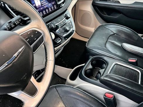 Used 2018 Chrysler Pacifica Limited image 16