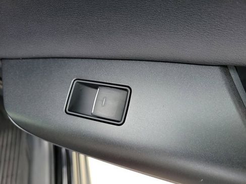 Used 2021 Toyota Venza LE image 12