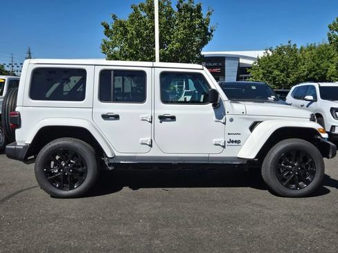 Used 2024 Jeep Wrangler Unlimited Sahara AWD/4WD image 3