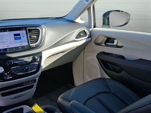 Used 2024 Chrysler Pacifica Touring-L image 15