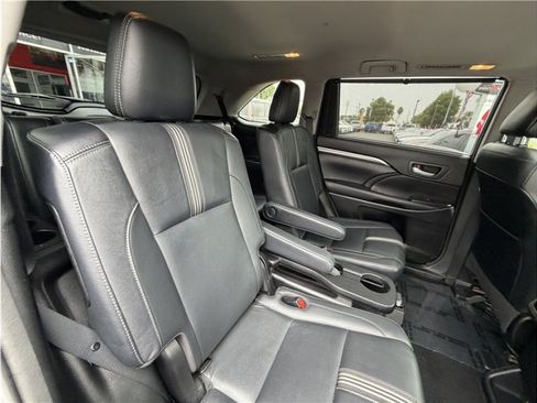 Used 2017 Toyota Highlander SE FWD image 32