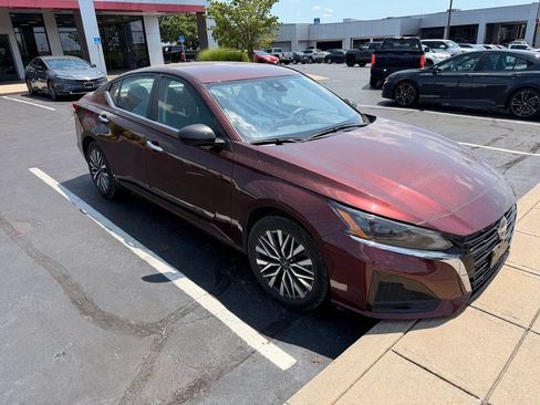 Used 2024 Nissan Altima 2.5 SV FWD image 1
