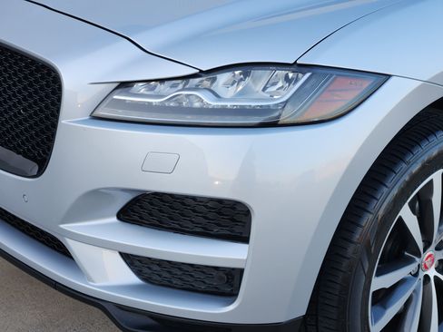 Used 2018 Jaguar F-PACE Prestige image 8