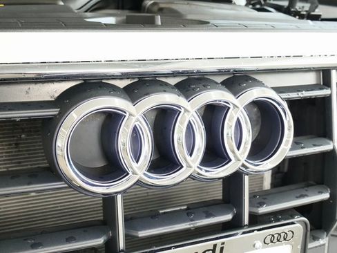 Used 2023 Audi Q8 Premium image 10