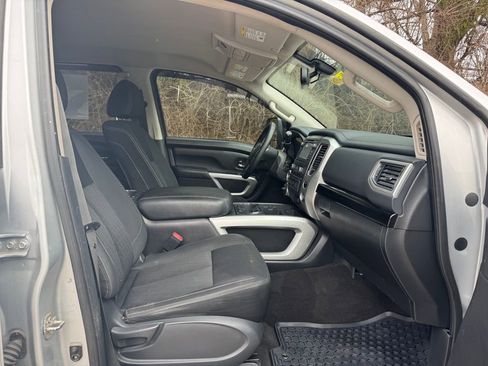 Used 2018 Nissan Titan SV w/ SV Convenience Package image 11