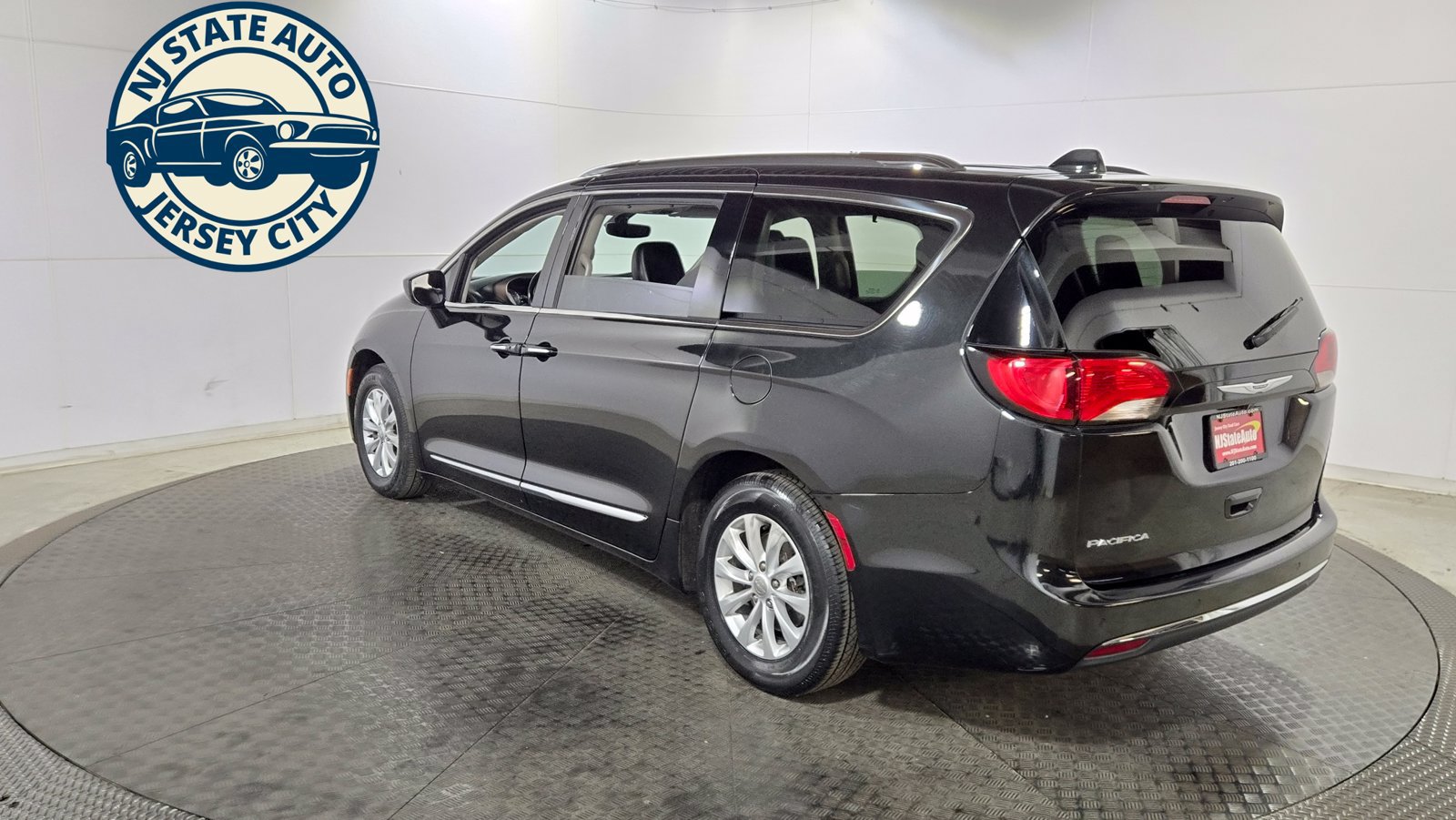 Used 2019 Chrysler Pacifica Touring-L FWD image 5