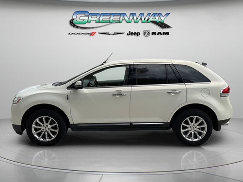 Used 2013 Lincoln MKX FWD image 2