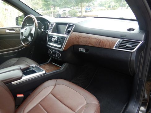 Used 2015 Mercedes-Benz GL 550 4MATIC image 19
