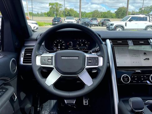 Used 2025 Land Rover Discovery Dynamic SE AWD/4WD image 6