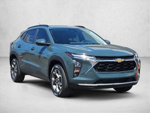 Used 2025 Chevrolet Trax LT w/ Driver Confidence Package FWD image 2