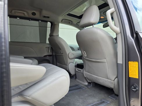 Used 2013 Toyota Sienna XLE FWD image 50