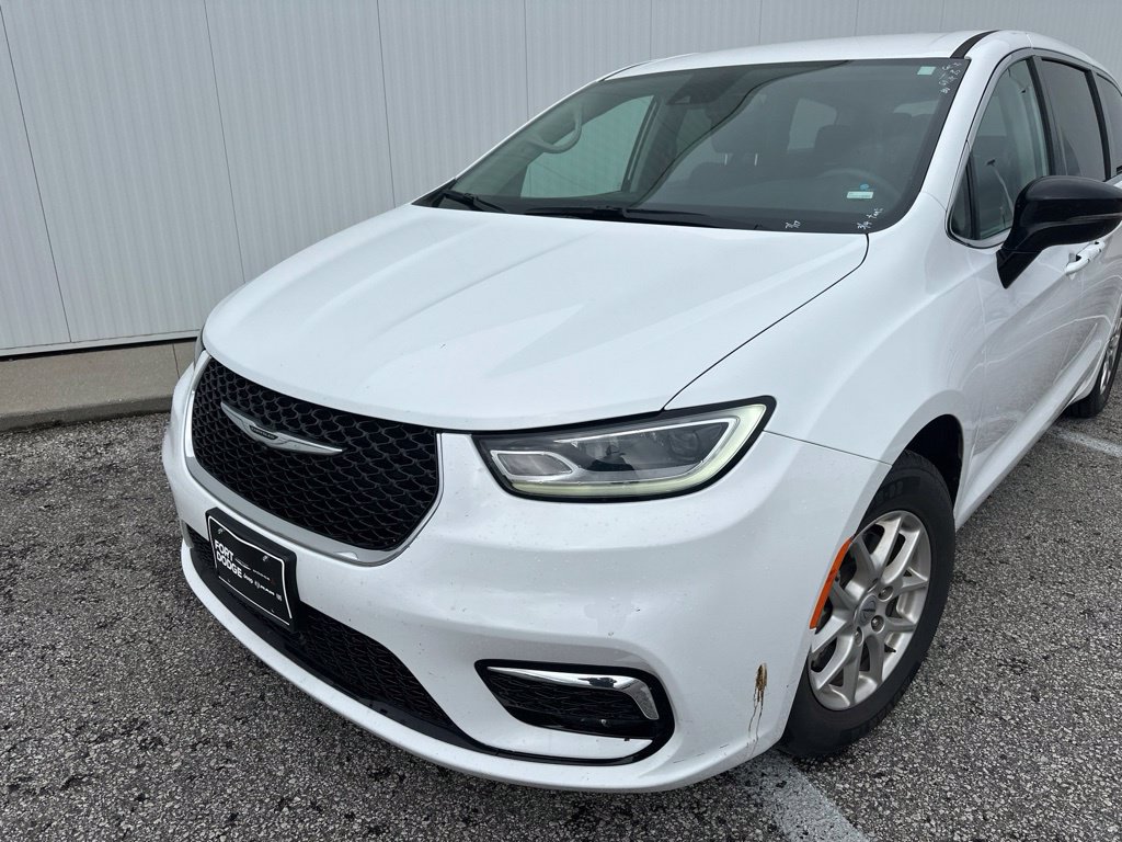 Used 2024 Chrysler Pacifica Touring-L FWD image 2