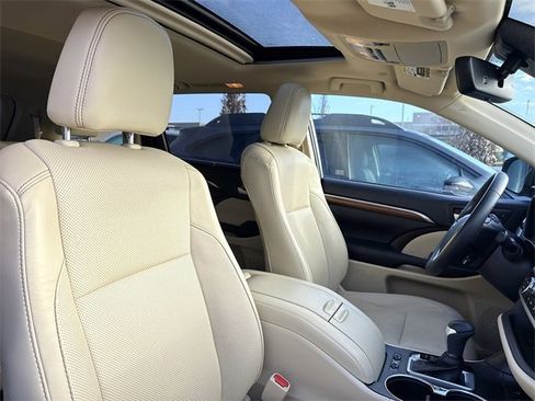 Used 2019 Toyota Highlander Limited image 15
