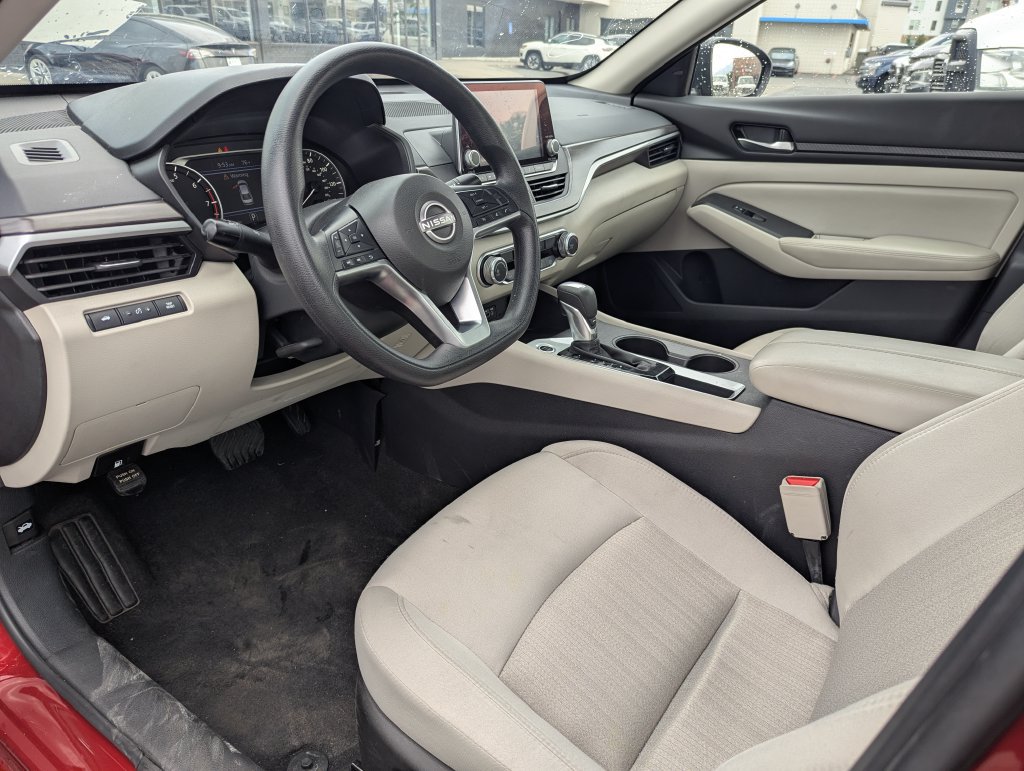 Used 2025 Nissan Altima 2.5 SV FWD image 21