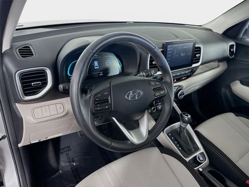 Certified 2025 Hyundai Venue SEL FWD image 9