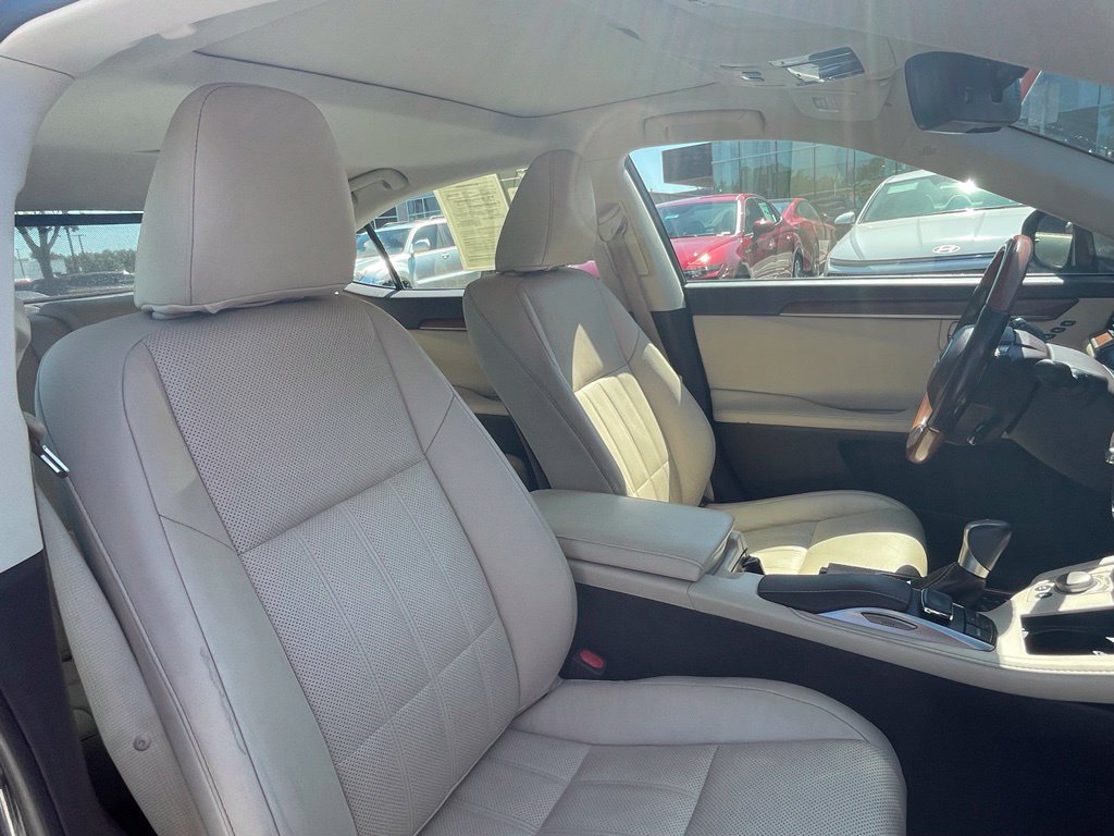 Used 2016 Lexus ES 300h w/ Luxury Package w/Wood Trim FWD image 34