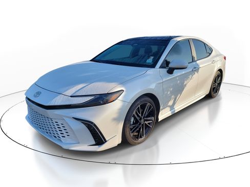 Used 2025 Toyota Camry XSE image 3