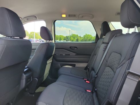 Used 2025 Nissan Pathfinder SV image 11