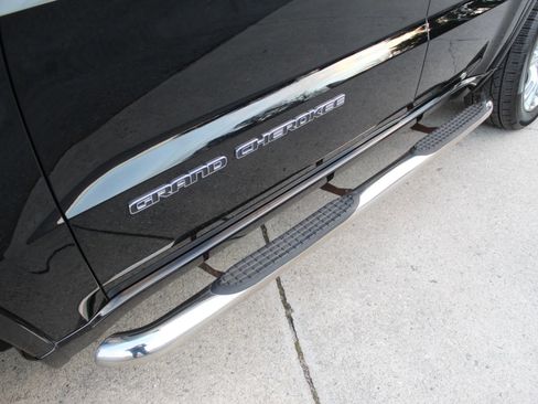 Used 2017 Jeep Grand Cherokee Overland image 10