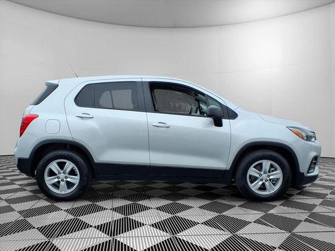 Used 2022 Chevrolet Trax LS w/ Tint and Cruise Package image 4