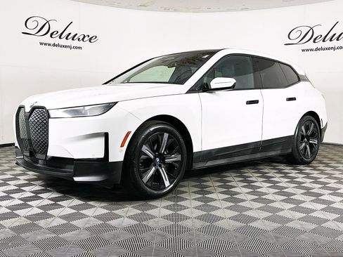 Used 2022 BMW iX xDrive50 w/ Premium Package AWD/4WD image 3
