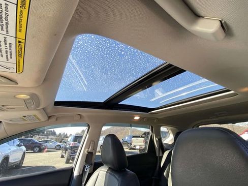 Used 2020 Nissan Rogue SL w/ Premium Package image 17