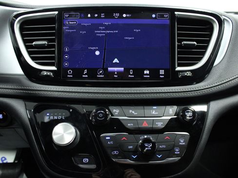 Used 2022 Chrysler Pacifica Touring-L w/ Uconnect Theater Family Group FWD image 24