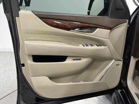Used 2016 Cadillac Escalade Luxury image 16