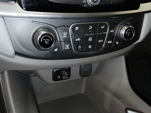 Used 2020 Chevrolet Traverse LT w/ LT Premium Package AWD/4WD image 23