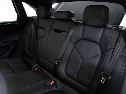 Certified 2026 Porsche Macan AWD/4WD image 34