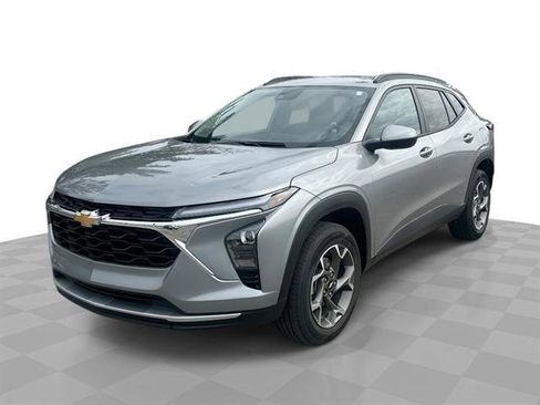 Certified 2025 Chevrolet Trax LT w/ Driver Confidence Package FWD image 22