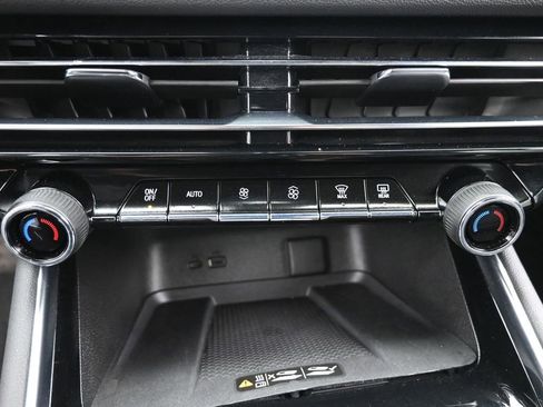 Used 2025 Chevrolet Traverse LT image 17