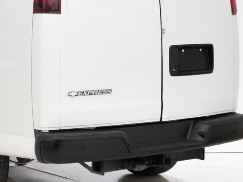 Used 2017 Chevrolet Express 2500 RWD image 17