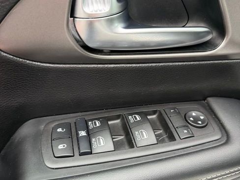 Used 2025 Chrysler Pacifica Select image 15