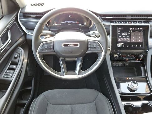Used 2023 Jeep Grand Cherokee Laredo w/ Luxury Tech Group I RWD image 12