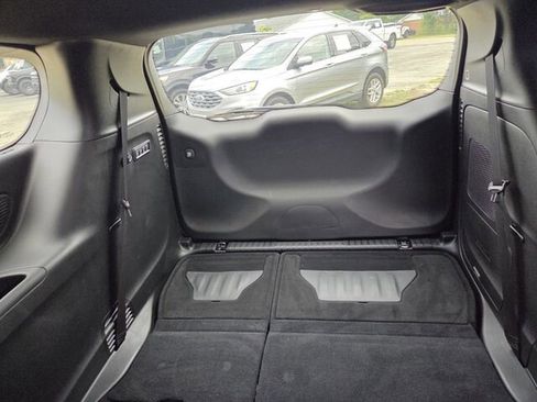 Used 2024 Chrysler Pacifica Limited w/ Uconnect Theater Family Group FWD image 9