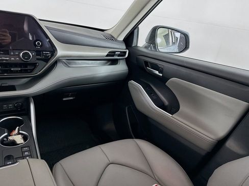 Used 2023 Toyota Highlander XLE image 31