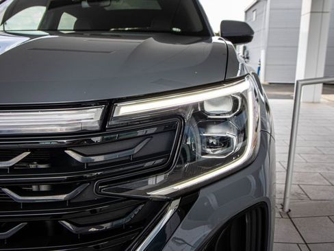 Used 2024 Volkswagen Atlas Cross Sport SE w/ Panoramic Sunroof Package image 7