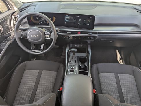 Certified 2025 Kia Sorento LX image 12