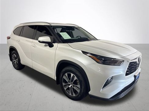 Used 2022 Toyota Highlander XLE AWD/4WD image 4