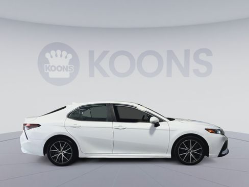 Used 2022 Toyota Camry SE FWD image 12