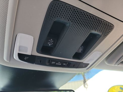Used 2025 Honda Pilot Touring image 21